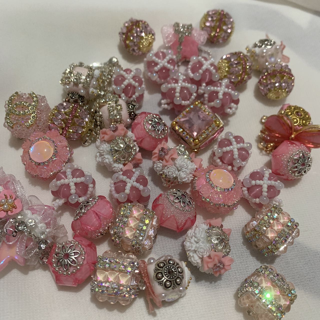 Different Unit Price Rhinestone Beads Collection